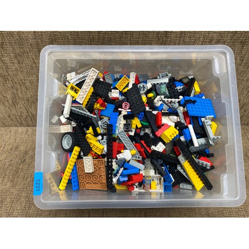 1231 - Large collection of LEGO including figures.