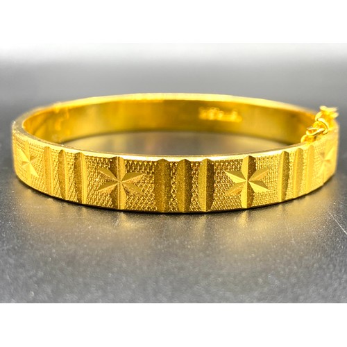 928 - Vintage 18k Rolled gold plated bangle.