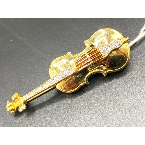 930 - Yellow metal violin brooch.