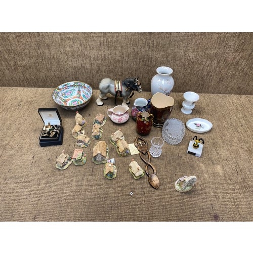 529 - Mixed quality ceramics including Wedgewood, Lilliput lane, chinses bowls.