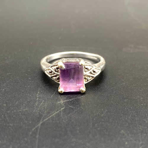 865 - 9ct white gold amethyst ring, 3.6g, size O.