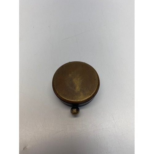 869 - Brass compass; 4cm diameter.