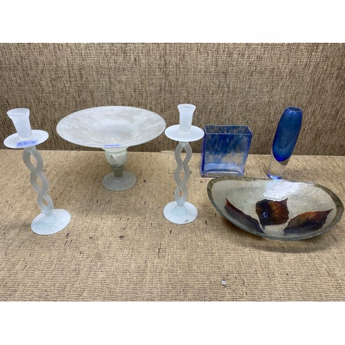 463 - Selection of glass items including: frosted glass candle sticks and bowl.