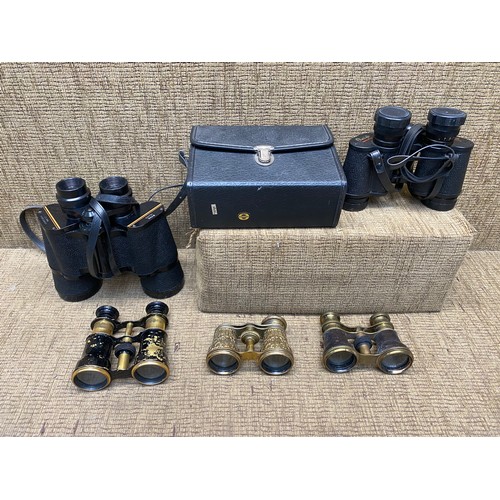 477 - Box of binoculars.