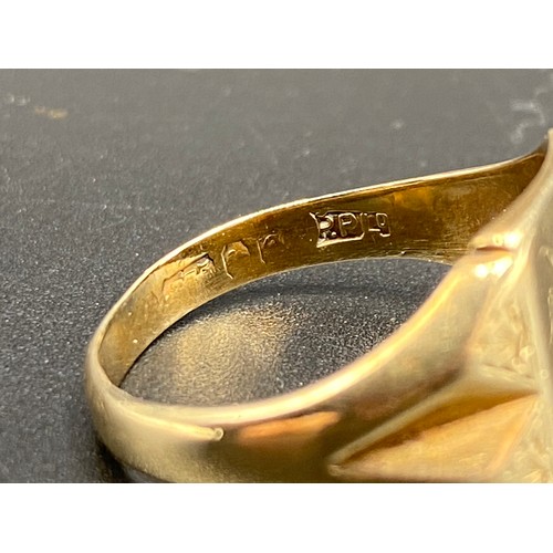 899 - 9ct gold signet ring size Q 4.3g.