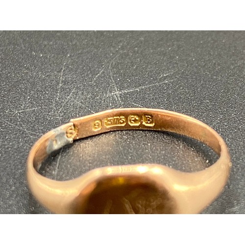 902 - 9ct gold ring (cut) 2.1g.