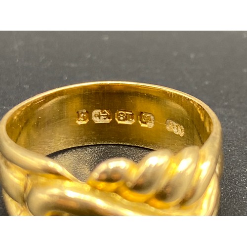 903 - 18ct gold ring, Size S. 8.5g.