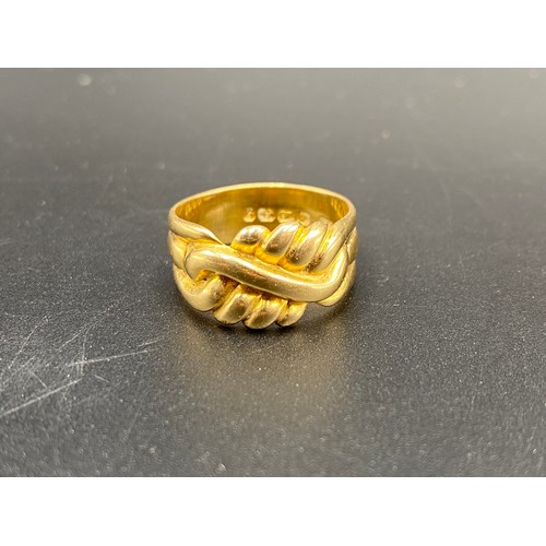 903 - 18ct gold ring, Size S. 8.5g.