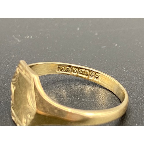 905 - 9ct gold signet ring Size Q. 2.4G