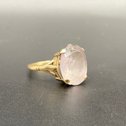 907 - 9ct gold ring Size P. 4.1g.