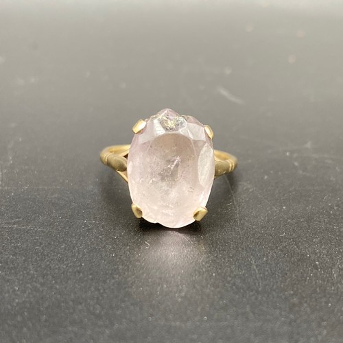 907 - 9ct gold ring Size P. 4.1g.