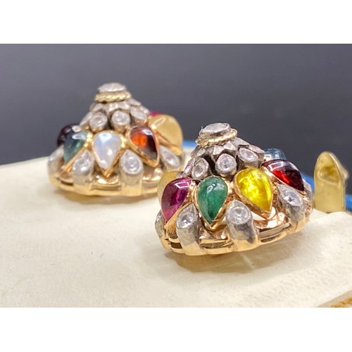 923 - Stunning pair of Thai Princess screw on earrings, set in high quality gold with diamonds, sapphires ... 