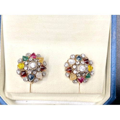 923 - Stunning pair of Thai Princess screw on earrings, set in high quality gold with diamonds, sapphires ... 