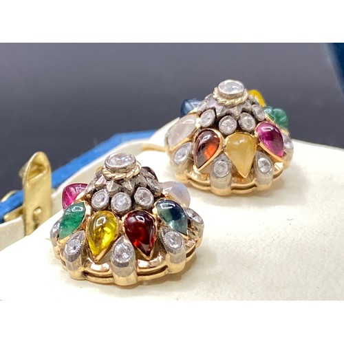 923 - Stunning pair of Thai Princess screw on earrings, set in high quality gold with diamonds, sapphires ... 