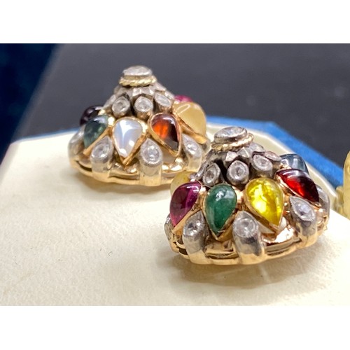 923 - Stunning pair of Thai Princess screw on earrings, set in high quality gold with diamonds, sapphires ... 