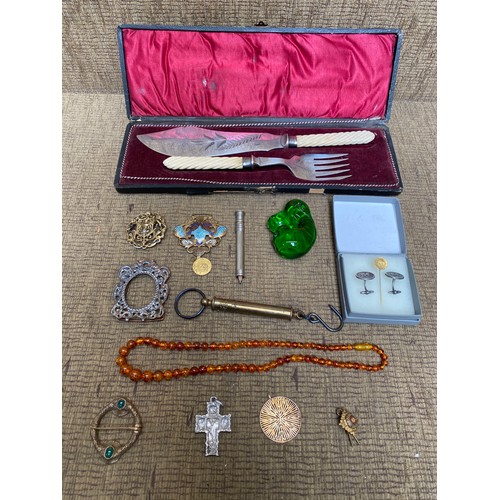 729 - Fish/cake fork and slice with sterling silver collars, enamel buckle and collectibles.