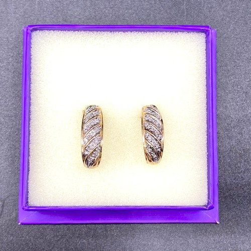 943 - Pair of 9ct gold earrings. 3.4g