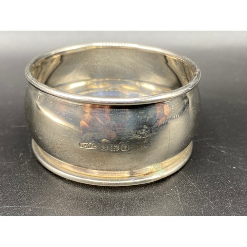 950 - Two sterling silver napkin rings. 23g.