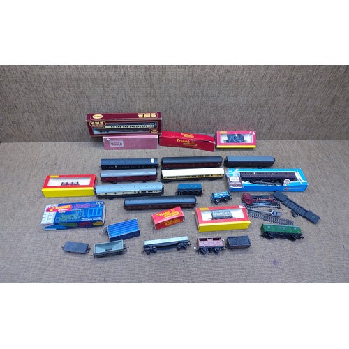 1141 - Collection of mixed model train carriage including Hornby.