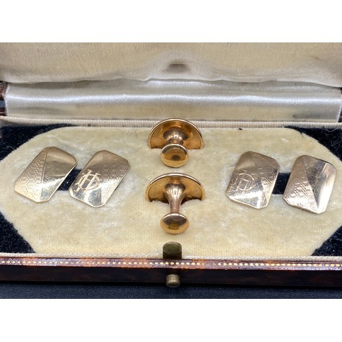 965 - 9ct gold cufflinks and button collar studs in there original case . 5.7g