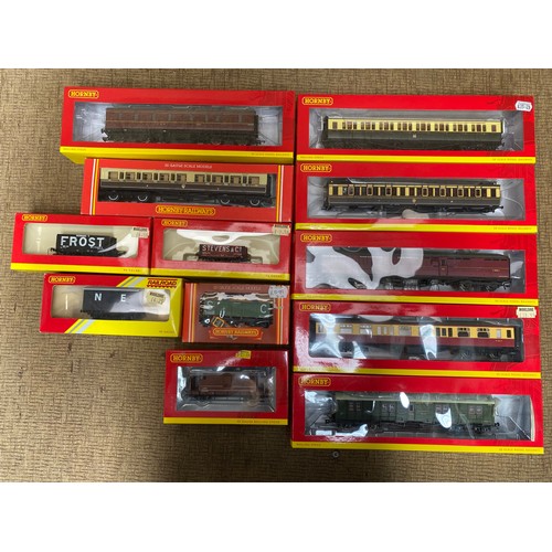 1162 - Collection of 10 Hornby 00 scale train carriages and wagons.