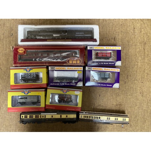 1165 - Dapol model railways mainline carriages.