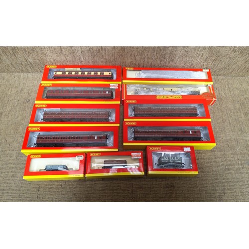 1172 - Collection of Hornby 00 gauge carriages and wagons.