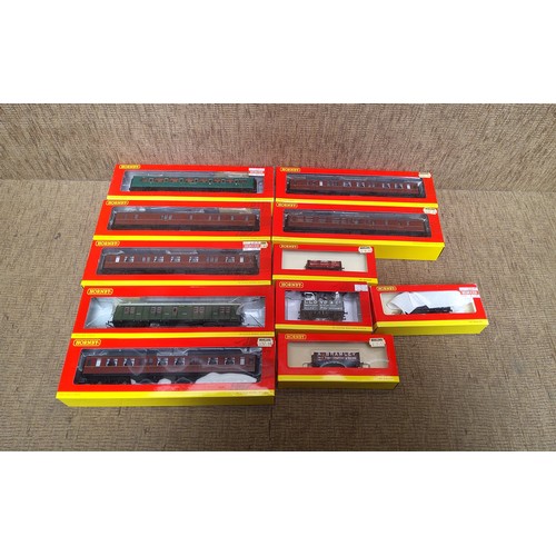 1174 - Collection of Hornby 00 gauge carriages and wagons.