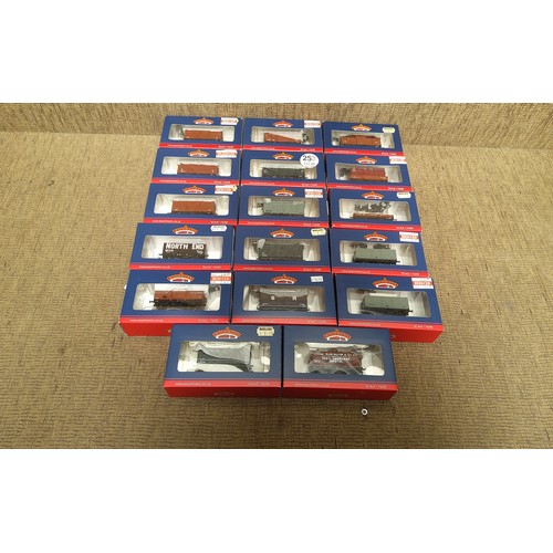 1175 - Collection of Bachmann 00 gauge vans and wagons.