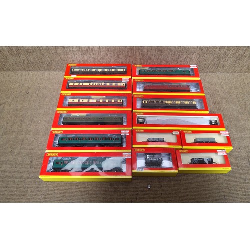 1176 - Collection of Hornby 00 gauge carriages and wagons.