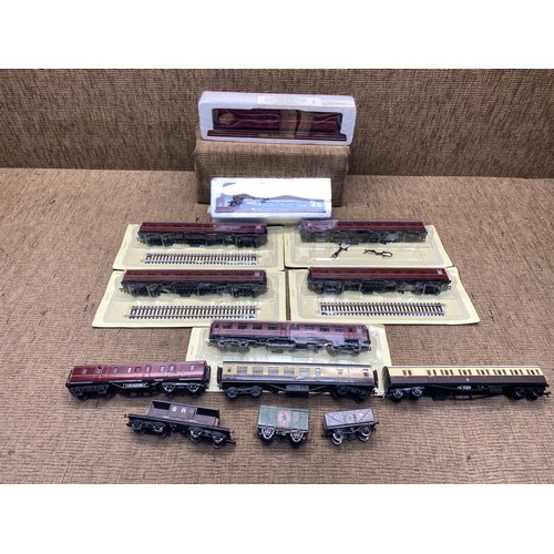 504 - Selection of mixed collectible locomotives.