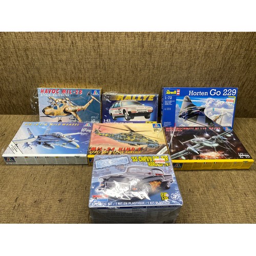 1195 - Collection of model kits including: Heller, Italia and Revell.