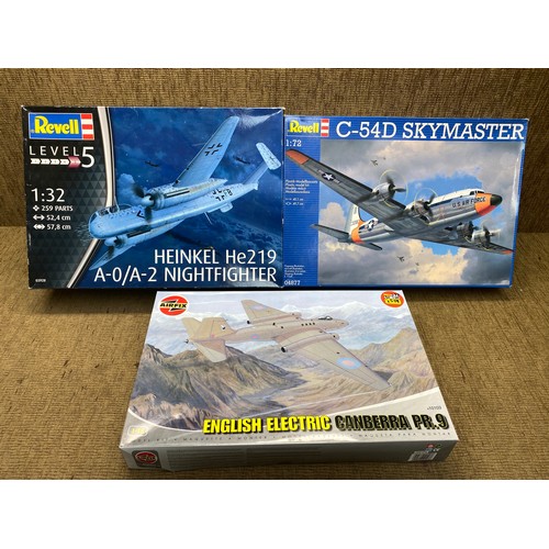 1198 - Collection of model kits including: Airfix and Revell.