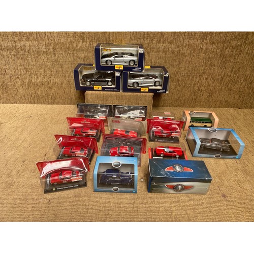 194 - Collection of collectible model cars including: Maisto.