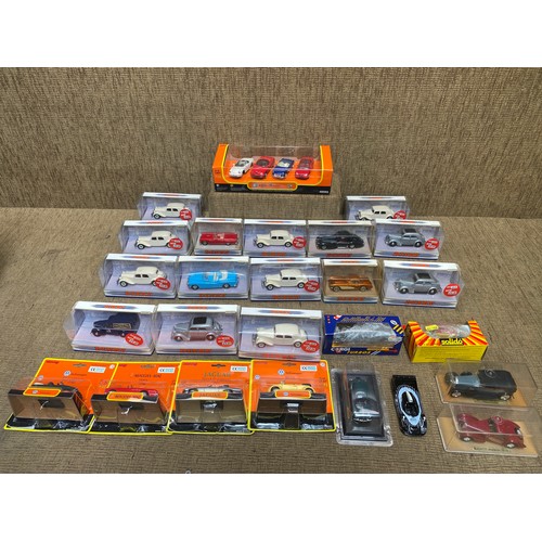 206 - Collection of collectible model cars including: Dinky.