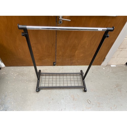 277 - Portable clothes rail