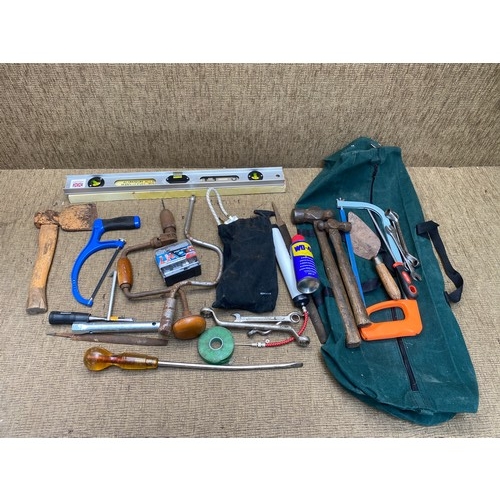 289 - Mixed tools including a tool bag and a level