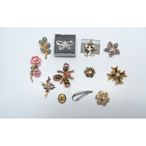 469 - Selection of twelve brooches