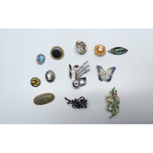 470 - Selection of twelve brooches