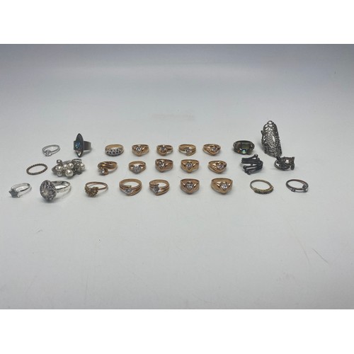 495 - Collection of 27 costume jewellery rings.