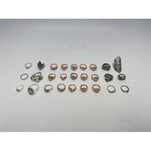 495 - Collection of 27 costume jewellery rings.