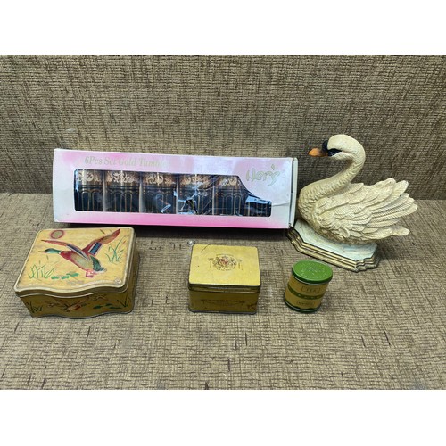 520 - Mixed items including: 6 Piece set gold tumblers and a swan door stop.