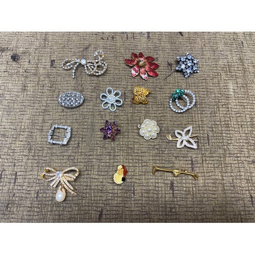 528 - 14 brooches.