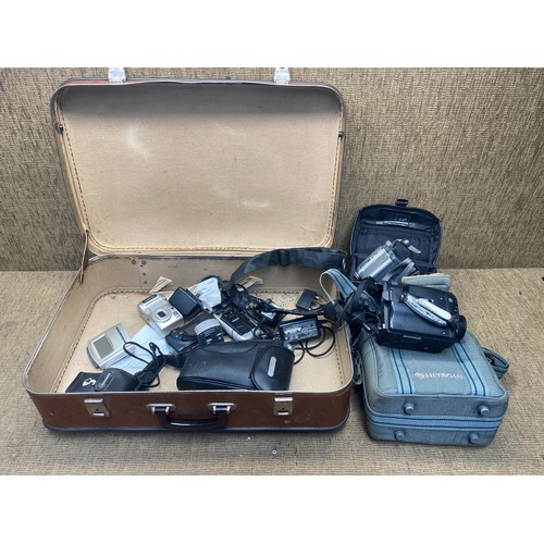 257 - Large lot of mixed cameras.