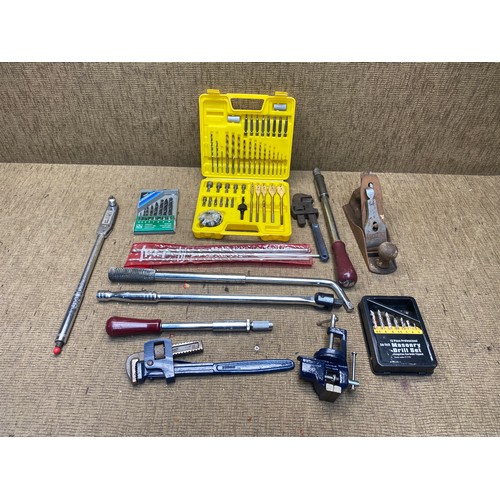 266 - Mixed tools including: Drill bits.