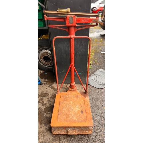 286 - Vintage Avery red platform/doctors weighing scales 3 CWT. (item located across the road)