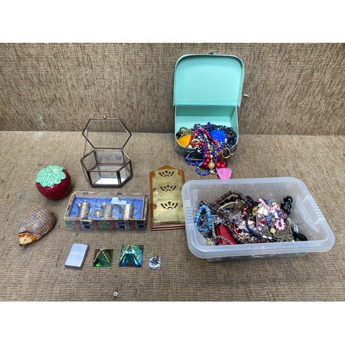 459 - Mixed items including: Wade porcelain, costume jewellery and collectible items.