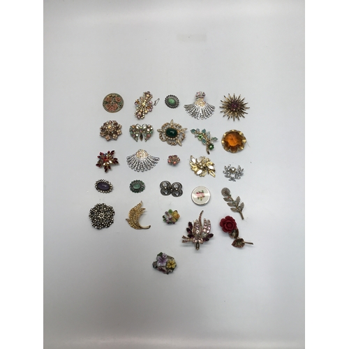 493 - Selection of vintage broaches