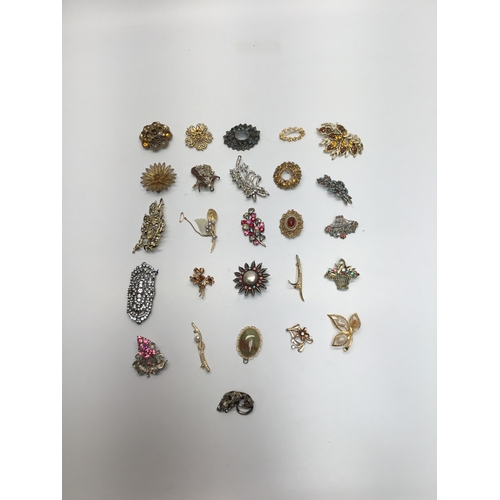 494 - 26 vintage broaches