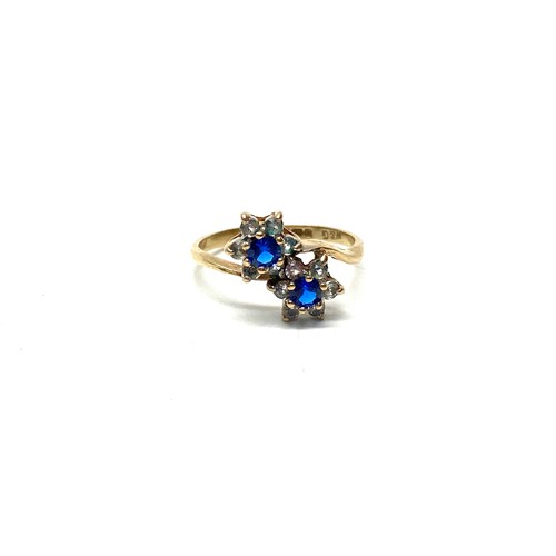 924 - 9ct gold ring with two sapphires. 2.1g size O.